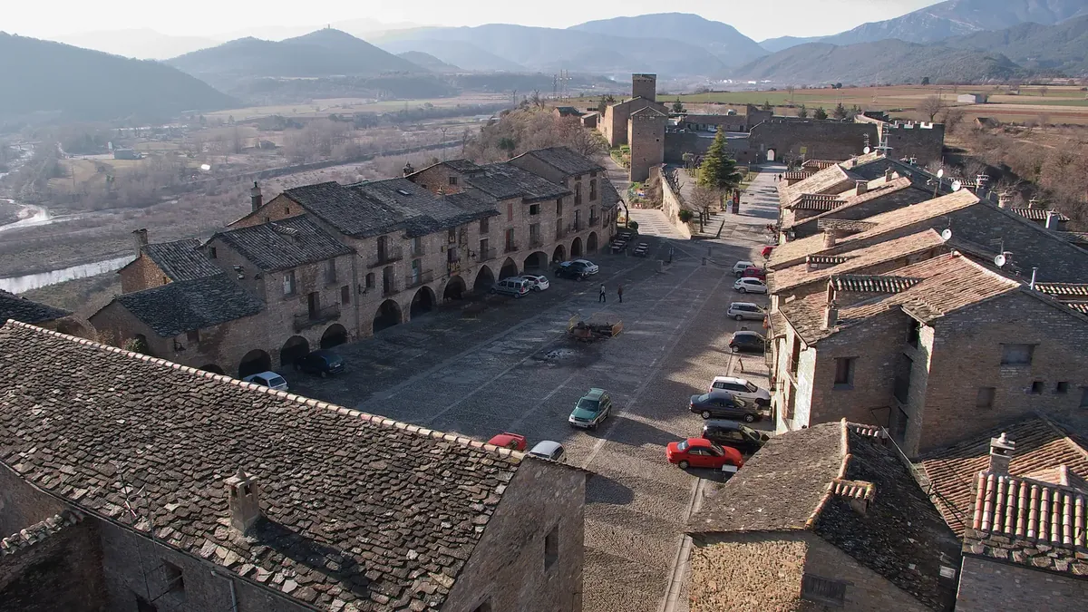 Vista de la Plaza Mayor de Aínsa con las montañas del Sobrarbe al fondo.
