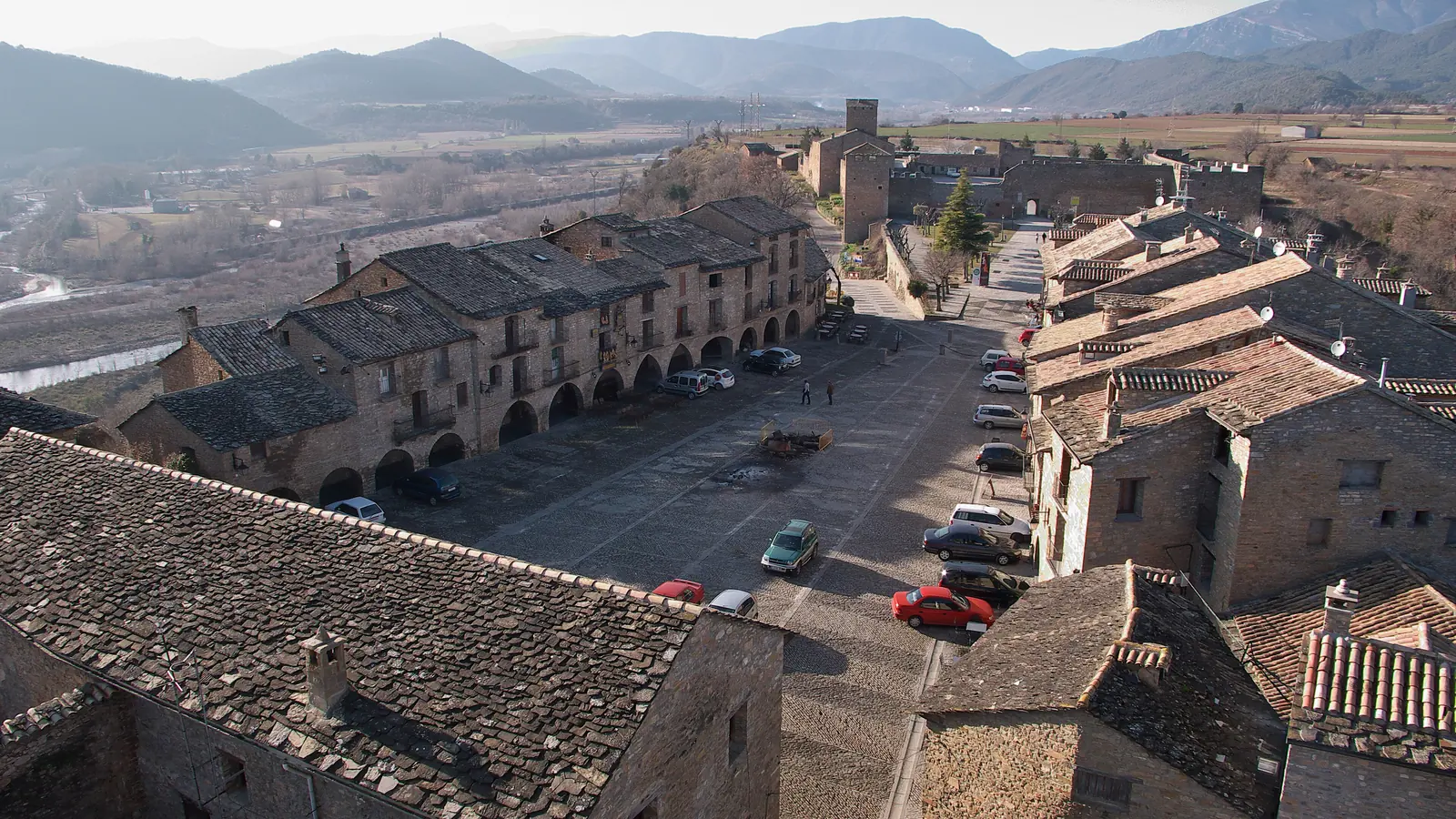 Vista de la Plaza Mayor de Aínsa con las montañas del Sobrarbe al fondo.