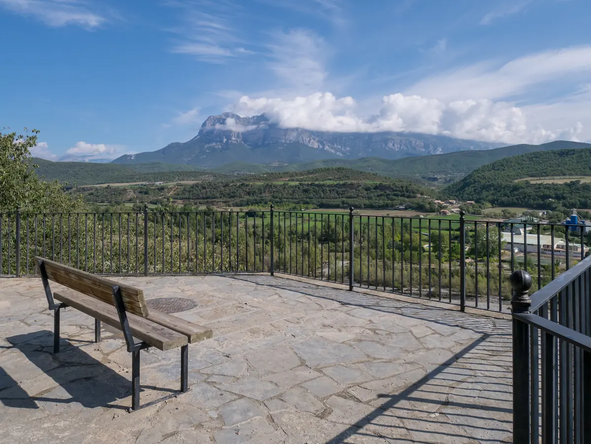 Mirador de Aínsa con la Peña Montañesa y el paisaje pirenaico al fondo.