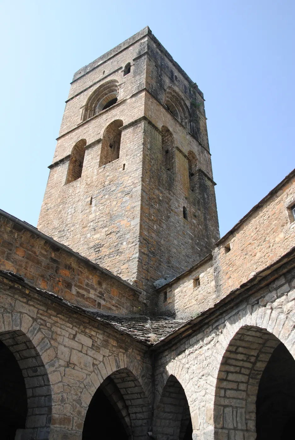 Torre de la iglesia de Aínsa vista desde el conjunto de piedra del casco histórico.