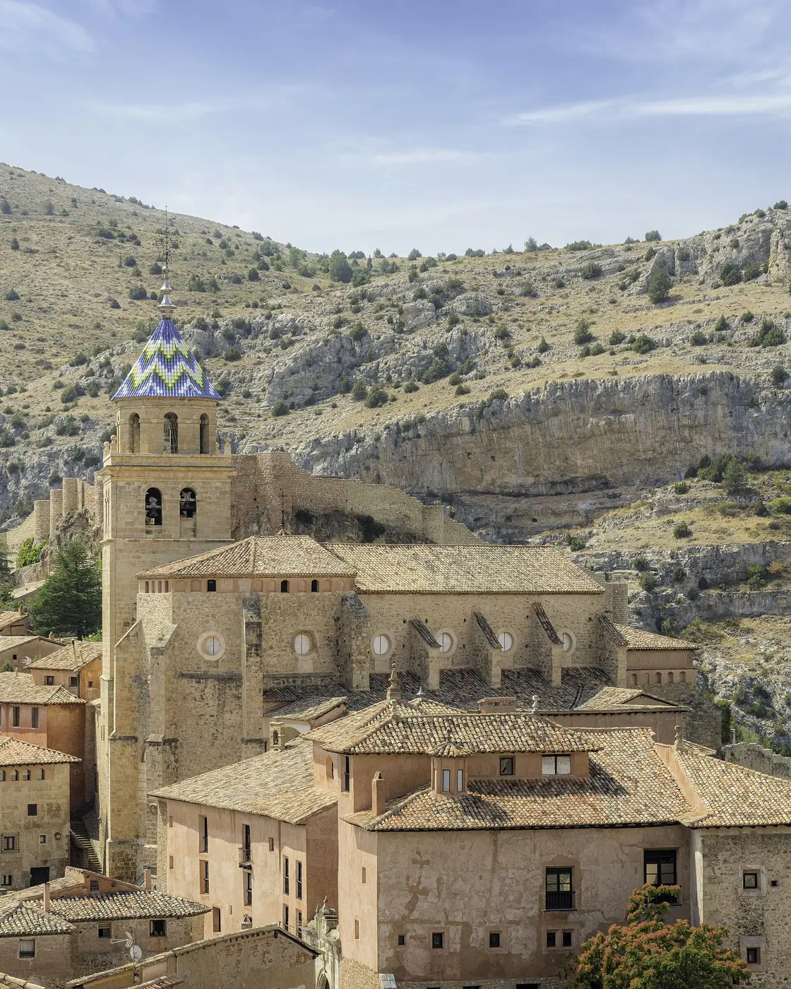 Catedral de Albarracín frente al paisaje rocoso de la sierra.