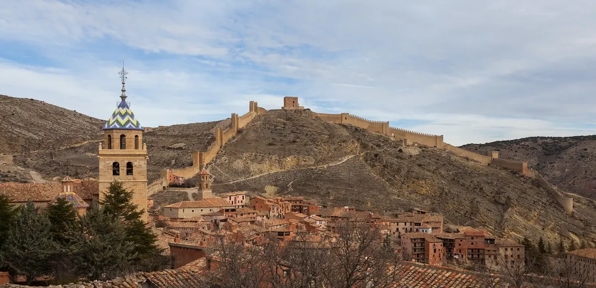 Vista de Albarracín con la catedral, el casco histórico y las murallas sobre la sierra.