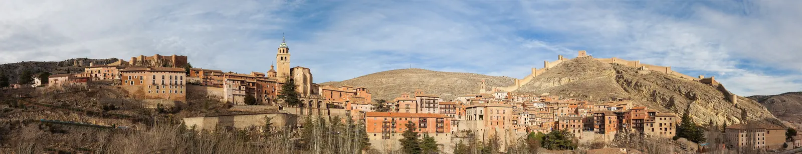 Panorámica amplia del casco histórico medieval de Albarracín.
