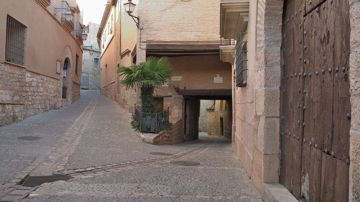 Calle empedrada del casco histórico de Alquézar.