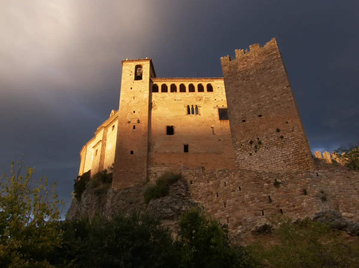 Castillo y Colegiata de Santa María la Mayor de Alquézar vistos desde la villa.