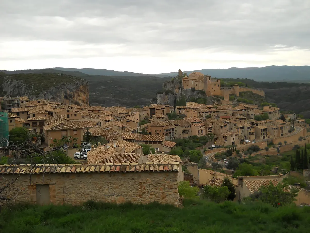 Vista panorámica de Alquézar, con el casco histórico y la colegiata sobre el pueblo.