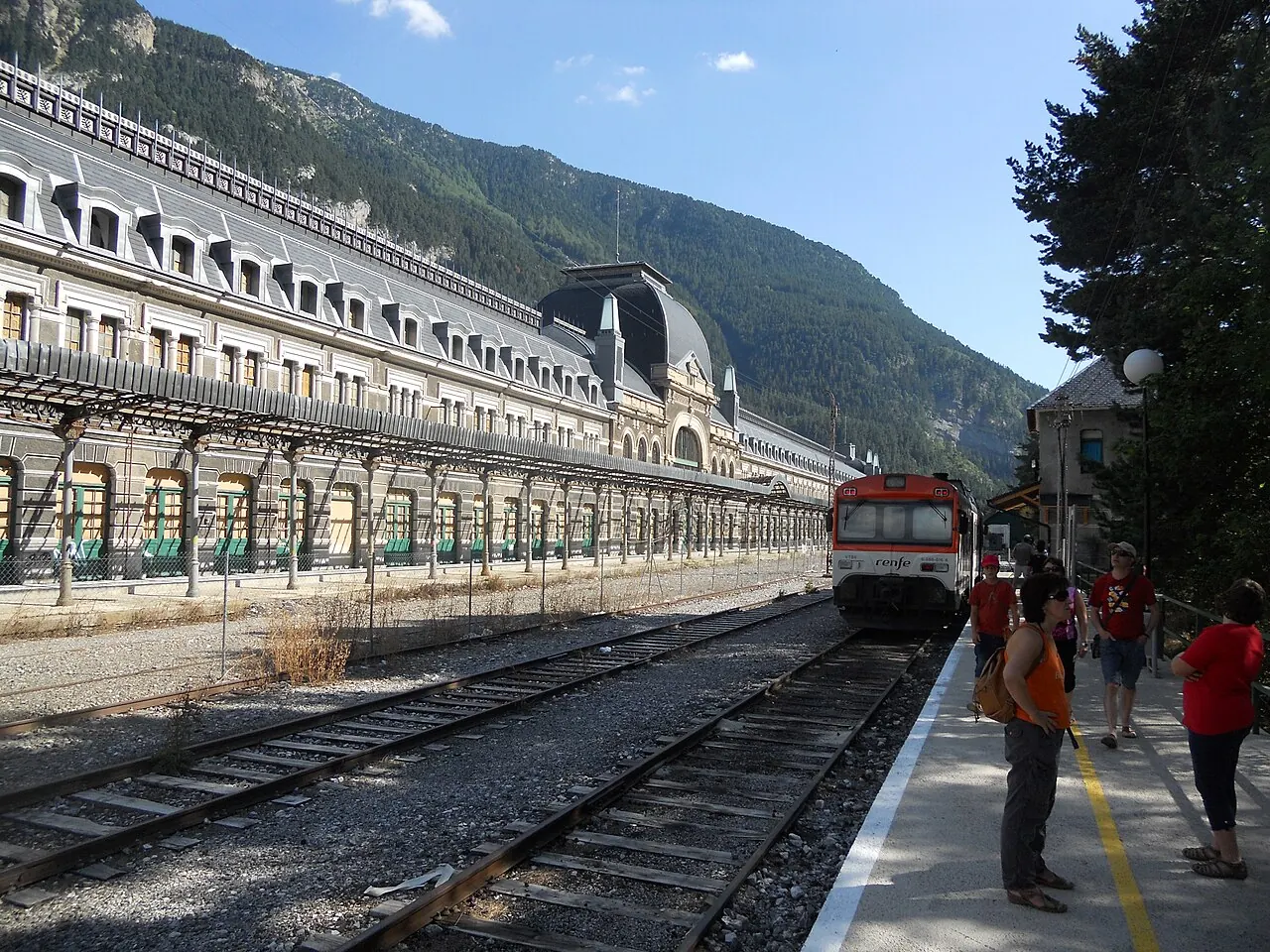 Estación Internacional de Canfranc rodeada por las montañas del Pirineo aragonés.