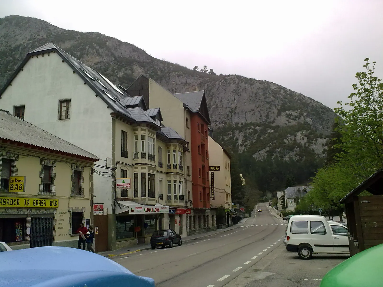 Vista general de Canfranc-Estación entre montañas.