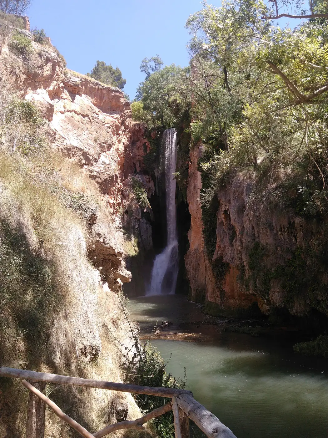 Cascada entre paredes rocosas y vegetación en el Monasterio de Piedra.