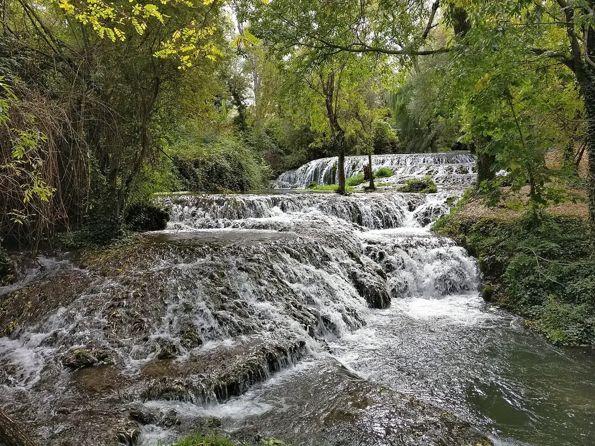 Cascadas escalonadas entre vegetación en el Parque Jardín Histórico del Monasterio de Piedra.