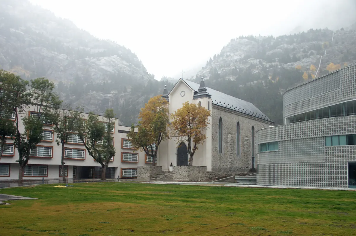 Edificios e iglesia del Balneario de Panticosa rodeados por montaña.
