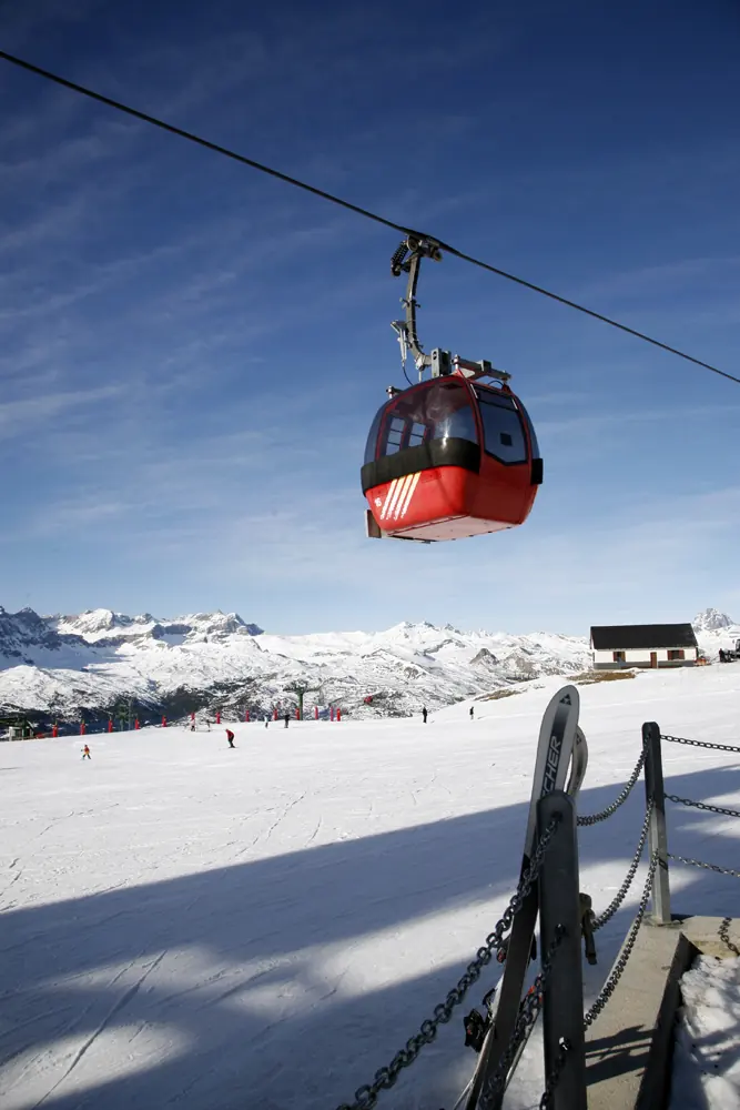 Telecabina de Panticosa sobre un paisaje nevado de los Pirineos.