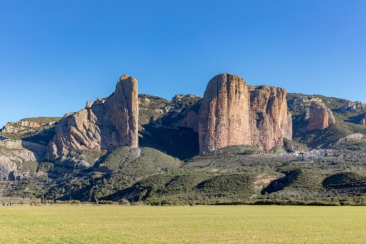 Mallos de Riglos elevándose sobre el pueblo y el paisaje prepirenaico.