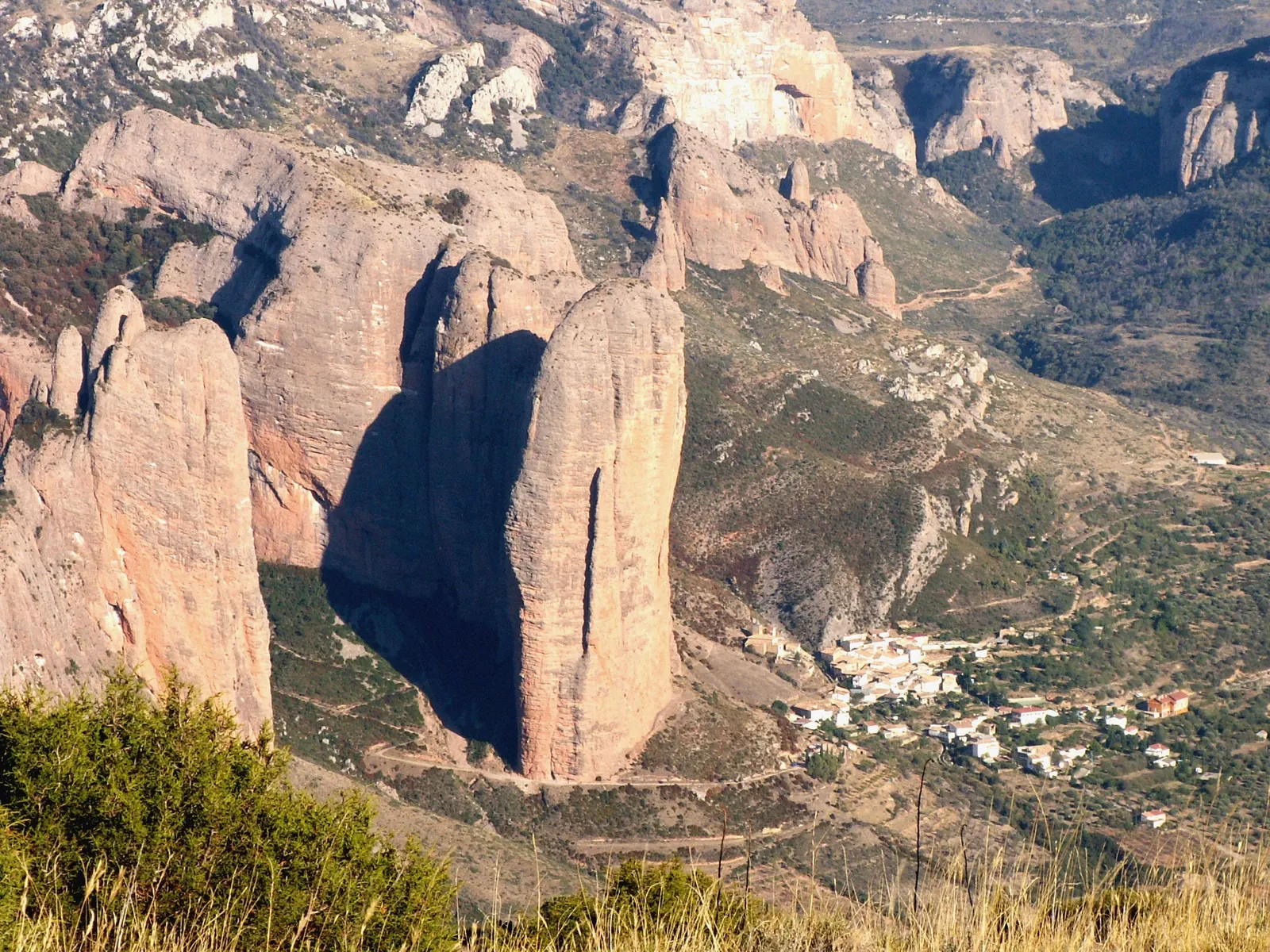 Vista amplia de las paredes rojizas de los Mallos de Riglos.