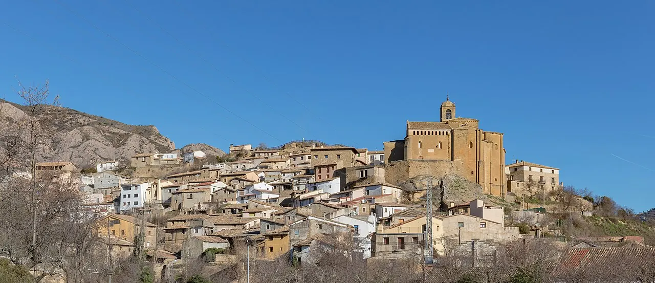 Murillo de Gállego con el paisaje prepirenaico al fondo.