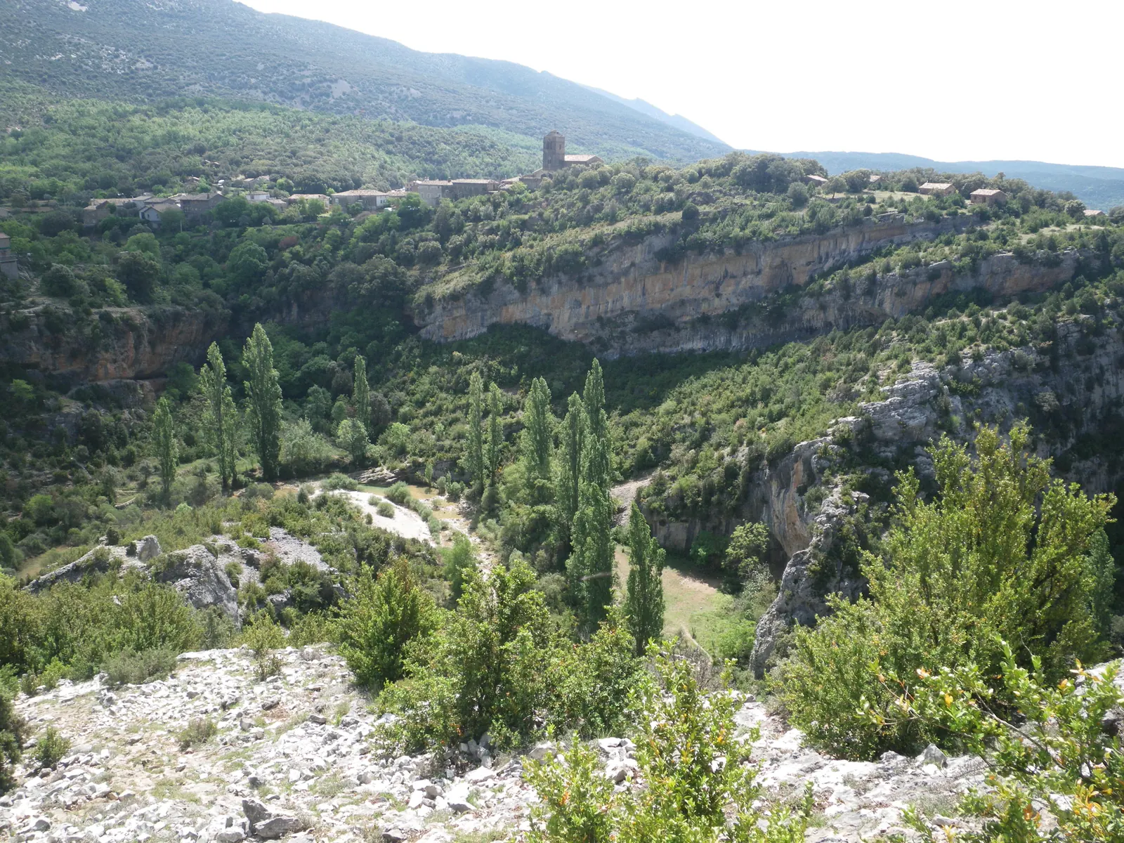 Rodellar sobre el barranco del río Mascún, en la Sierra de Guara.