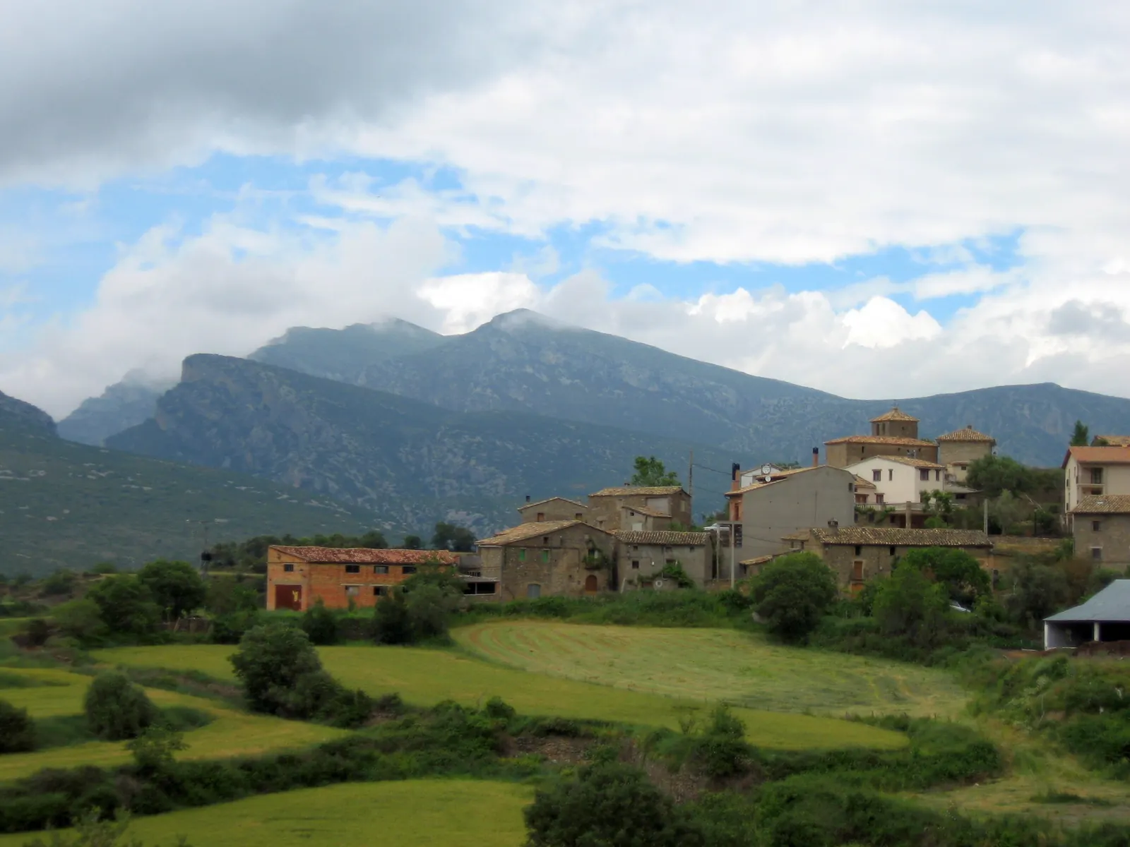 Vista de Rodellar y el paisaje rocoso de la Sierra de Guara.