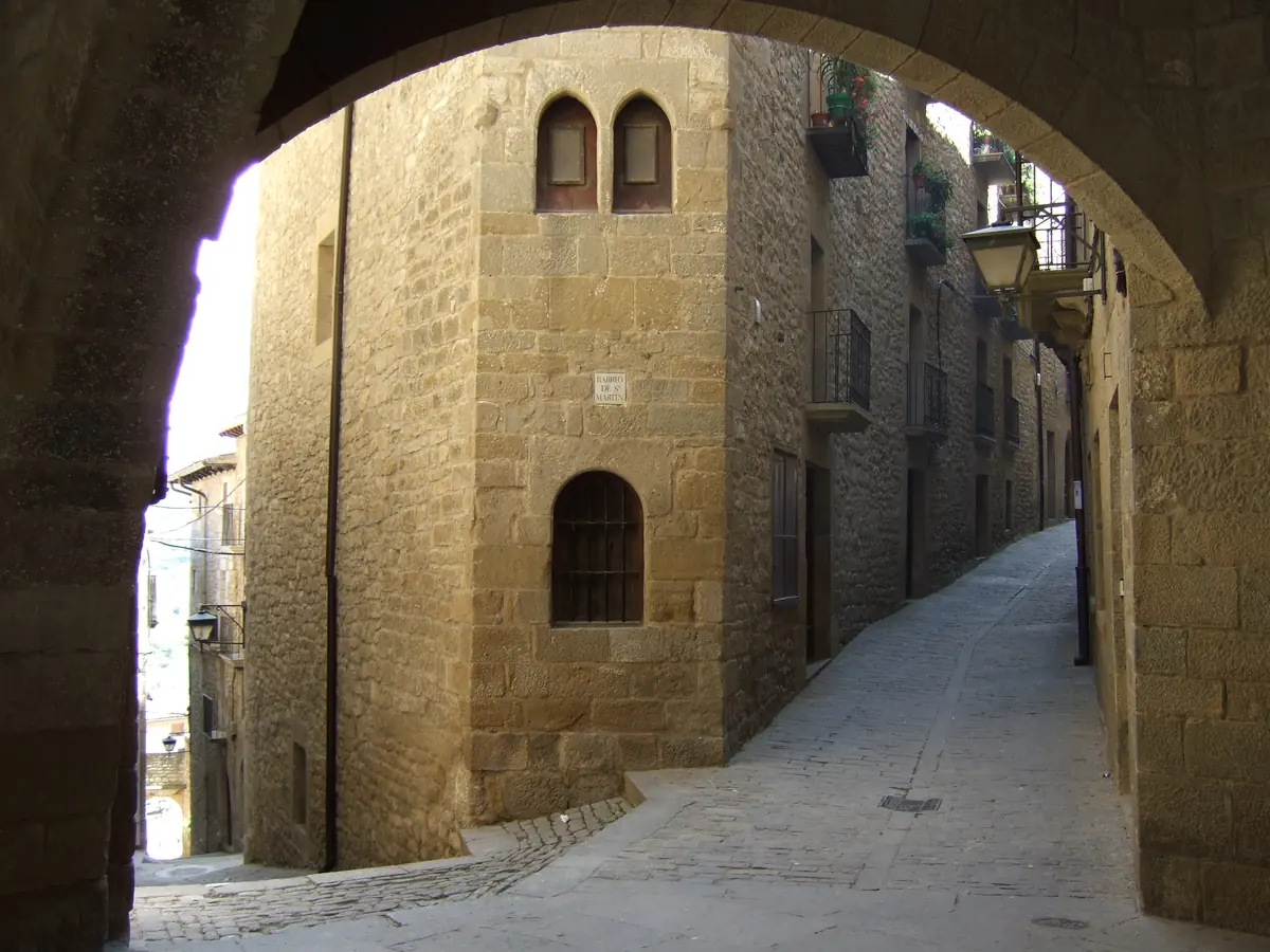 Calle de piedra bajo un arco en el casco histórico de Sos del Rey Católico.