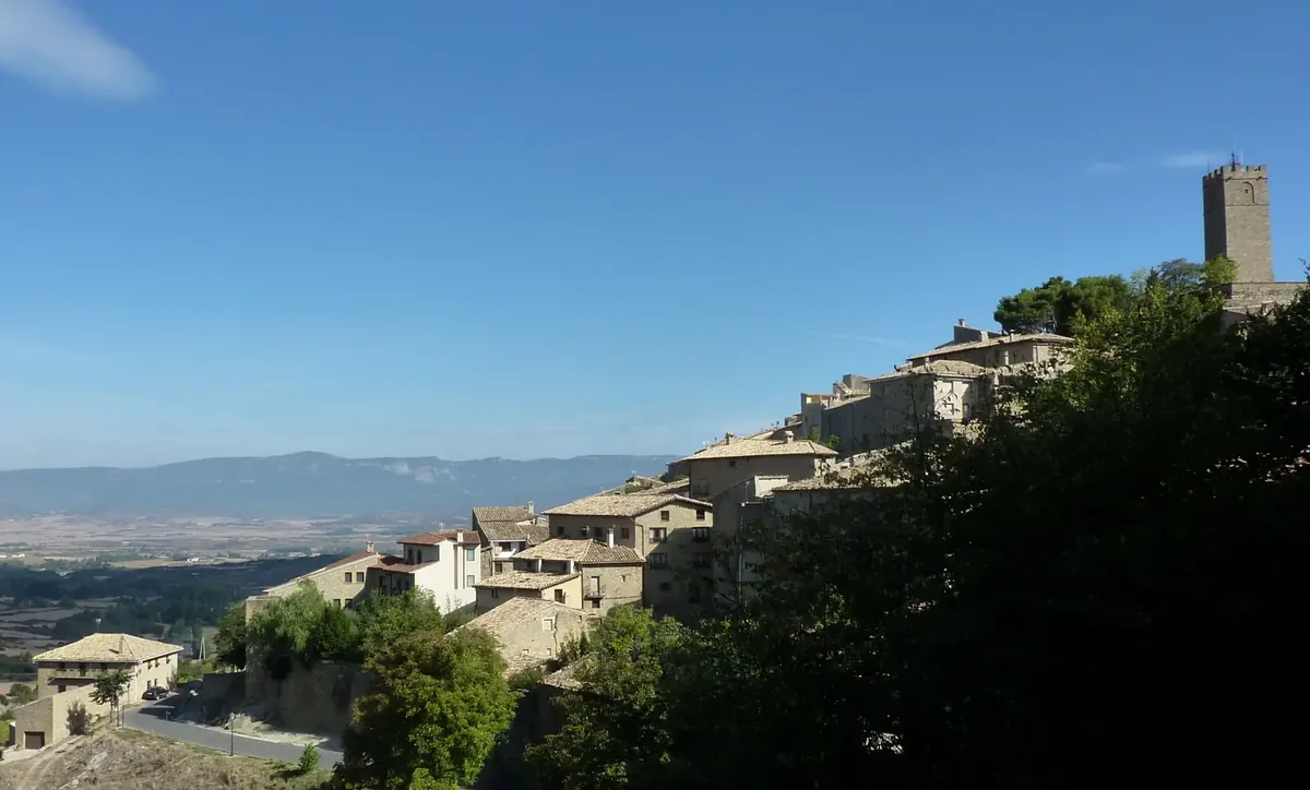 Vista panorámica de Sos del Rey Católico con el paisaje aragonés al fondo.