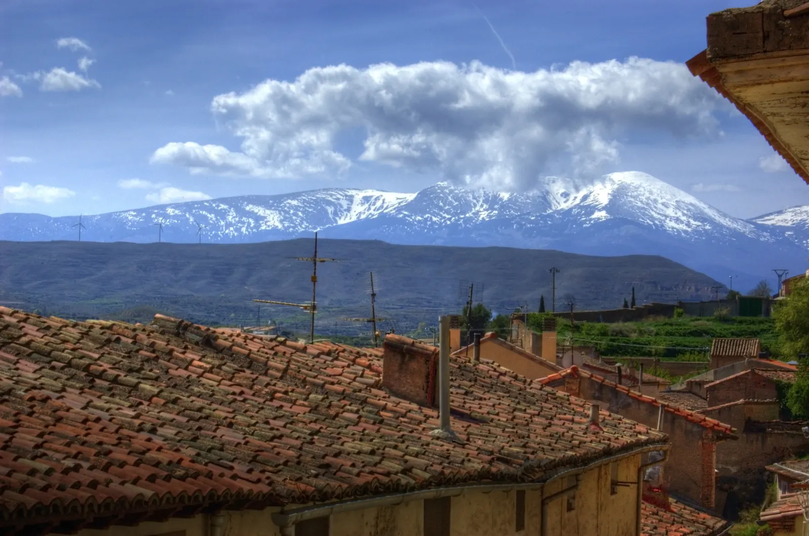 Vista del Moncayo desde Tarazona, con la montaña dominando el horizonte.