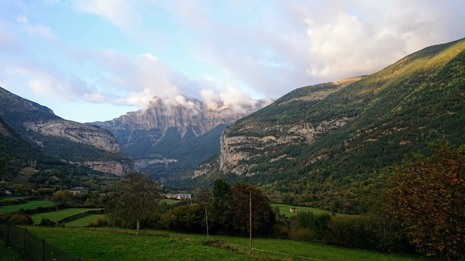 Entrada al Valle de Ordesa desde Torla, rodeada de montañas del Parque Nacional.